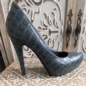 GUC Grey Faux Croc Pumps, Size 8
